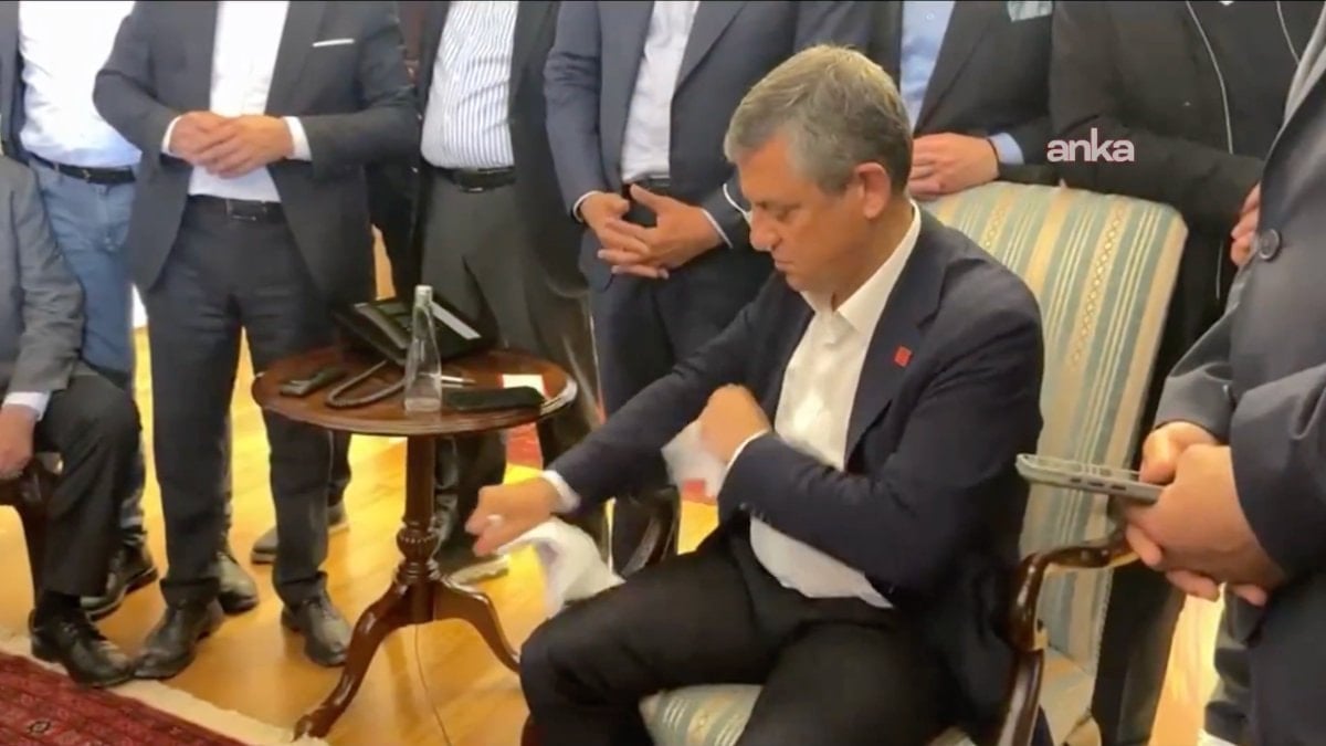 Özgür Özel, mutlak butlan karar tebligatını yırttı