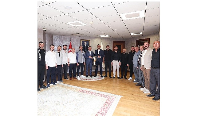 Şampiyon Gölcükspor kupasıyla Başkan Büyükakın'a geldi