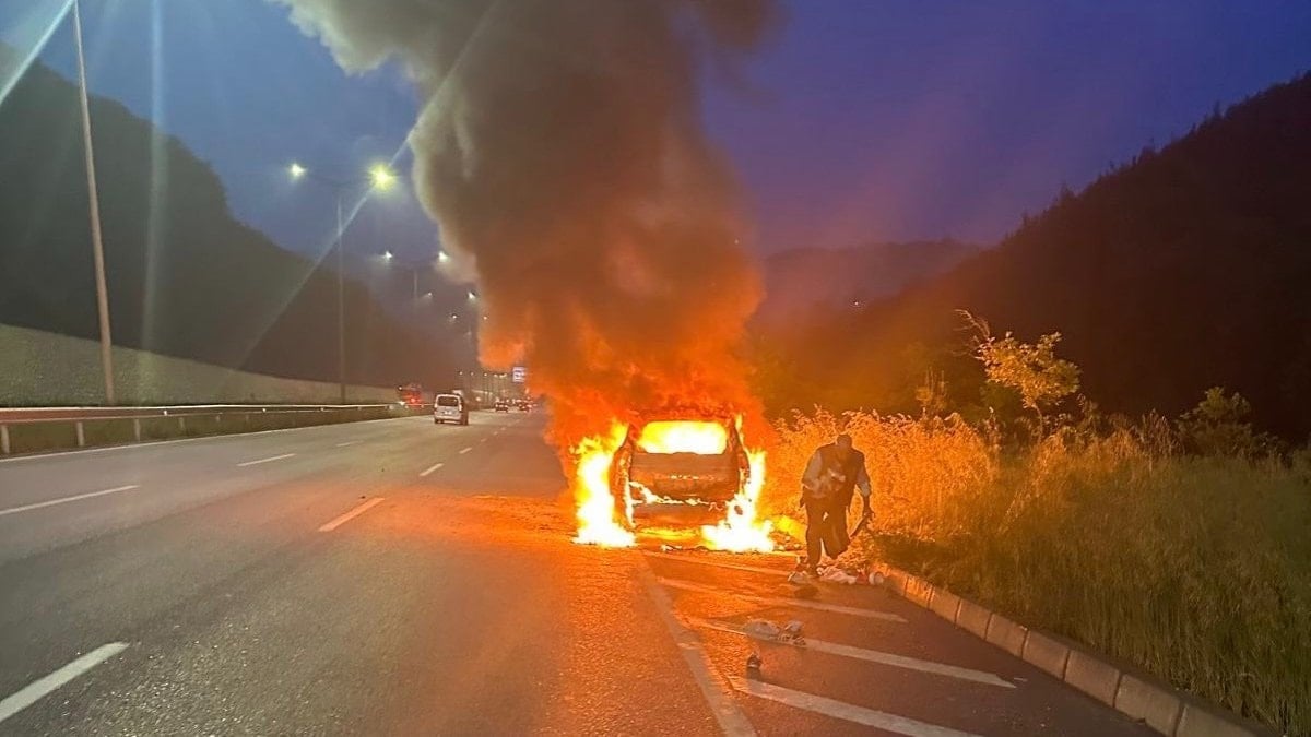 Samsun'da tatil yolunda kaza: Yanan araçta altınlarını aradı