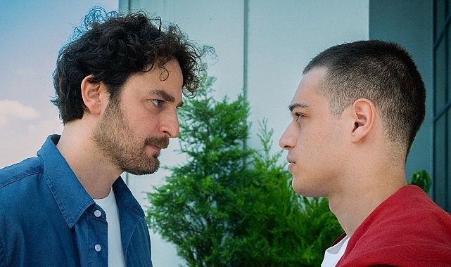 Selman Nacar imzalı yeni Netflix dizisi Palas Pandıras'ın setinden ilk kareler paylaşıldı.