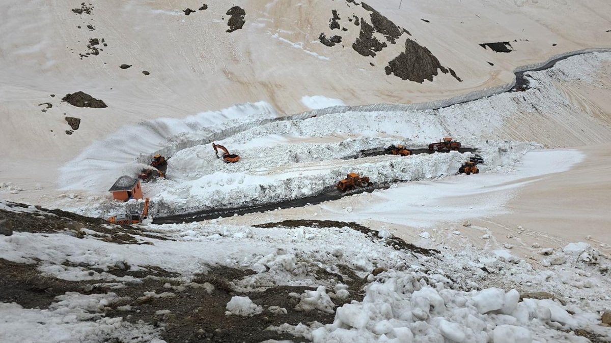 Uzun süredir kapalı olan Van-Bahçesaray yolu kardan temizlendi