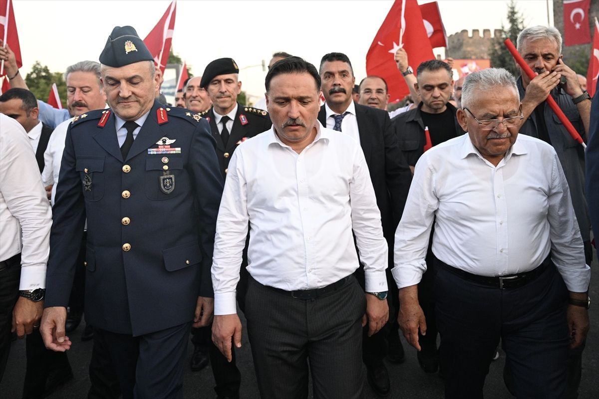 7 ilde 15 Temmuz yürüyüşleri: Binlerce kişi meydanlara akın etti