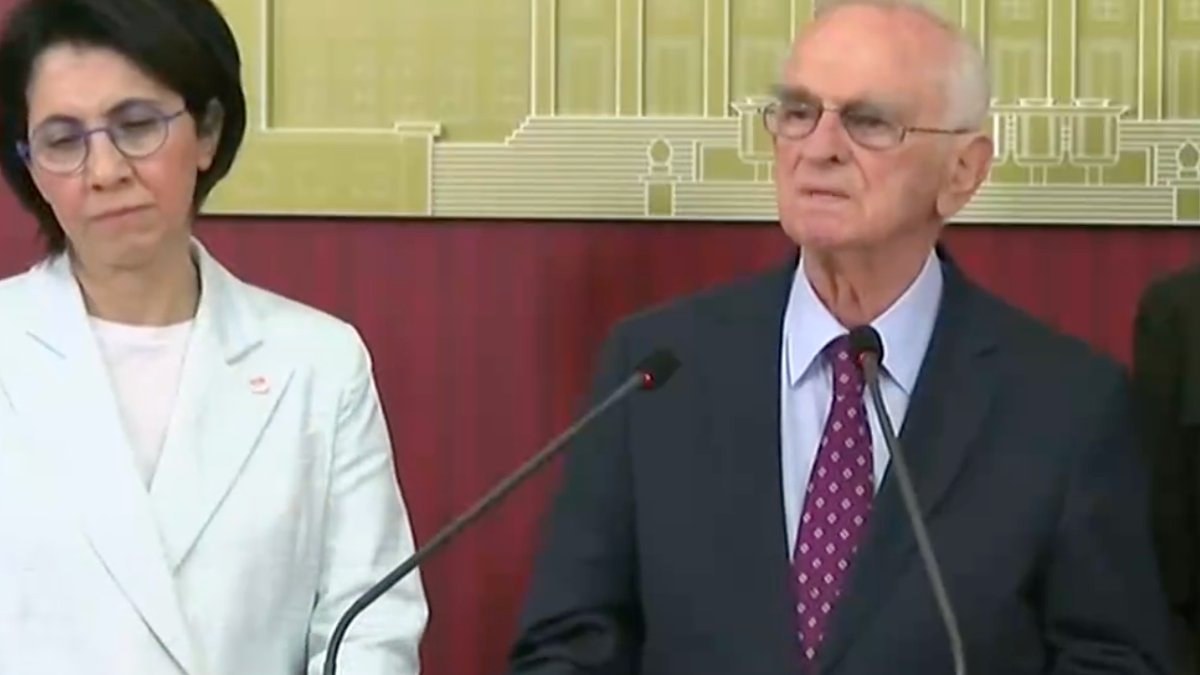 70 yıldır CHP üyesi olan Önder Sav partisinden istifa etti