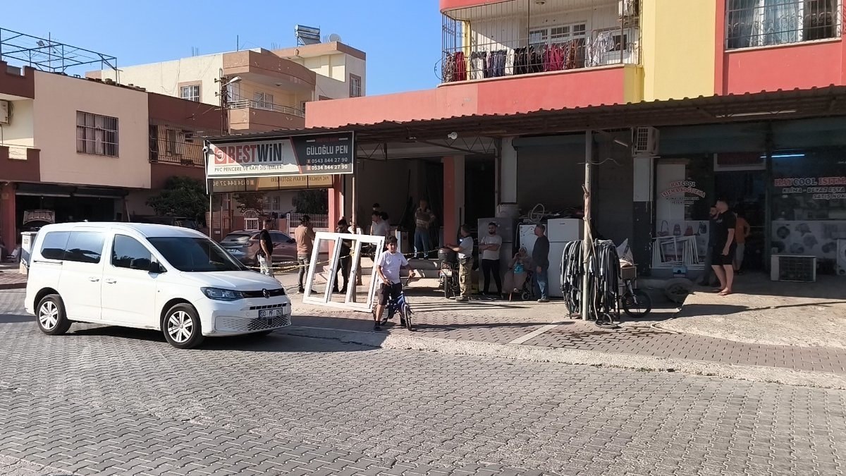 Adana'da iş yerinde otururken silahlı saldırıya uğradı