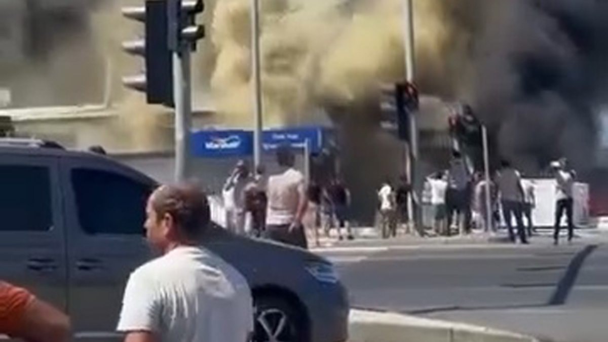 Antalya'da iş yeri alevlere teslim oldu