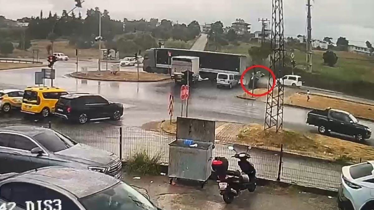Antalya'da tırın sürüklediği otomobil takla attı: 3 yaralı