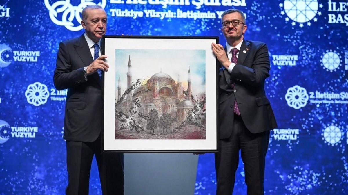 Burhanettin Duran'dan Cumhurbaşkanı Erdoğan'a anlamlı Ayasofya hediyesi