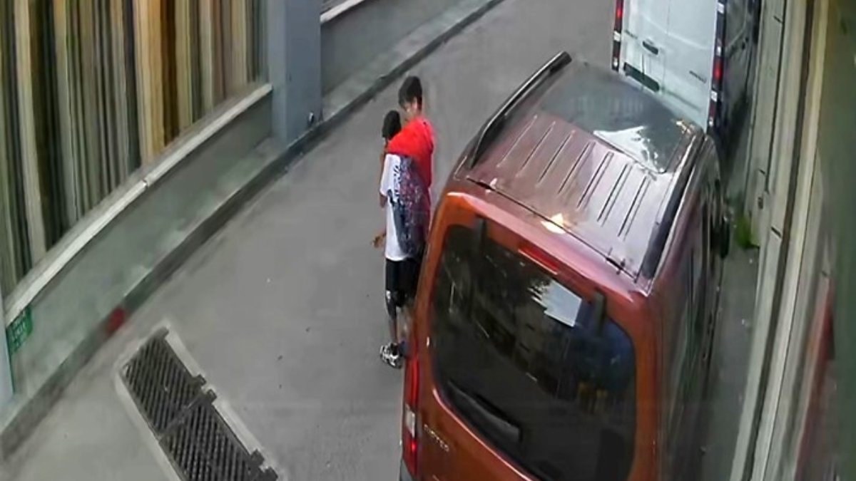 Bursa'da akran zorbalığı kamerada: Kafasını tekmeledi
