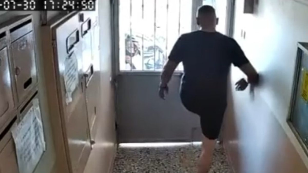 Bursa'da paketi bıraktı, apartman kapısını tekmeyle açmaya çalıştı
