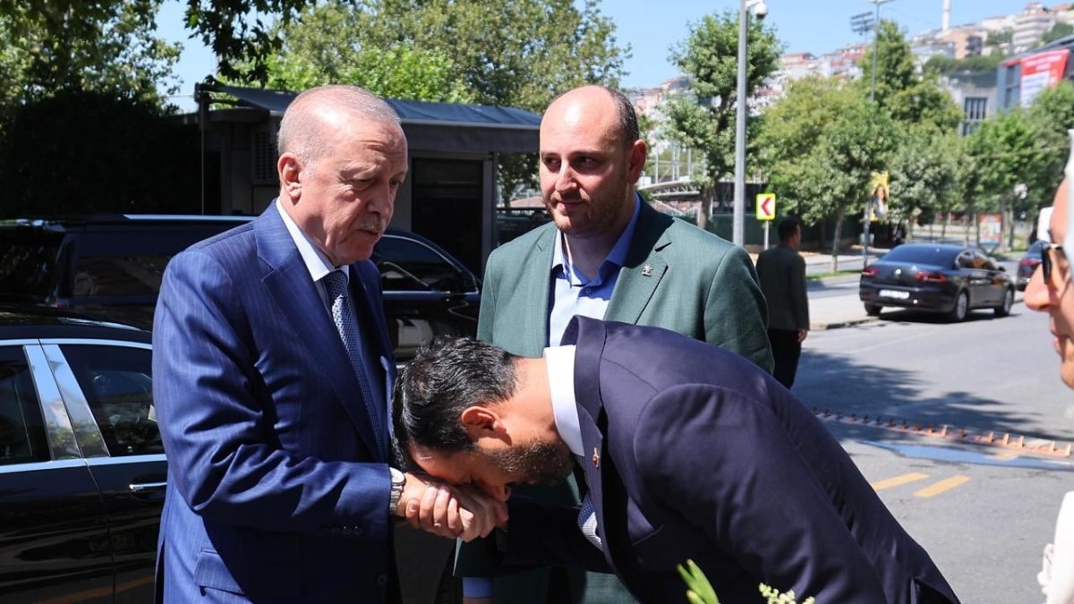 Cumhurbaşkanı Erdoğan, AK Parti İstanbul İl Başkanlığı'nı ziyaret etti