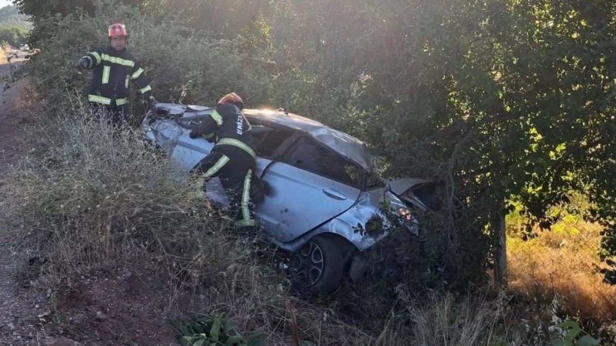 Denizli'de otomobil şarampole devrildi: 23 yaşındaki sürücü yaşamını yitirdi