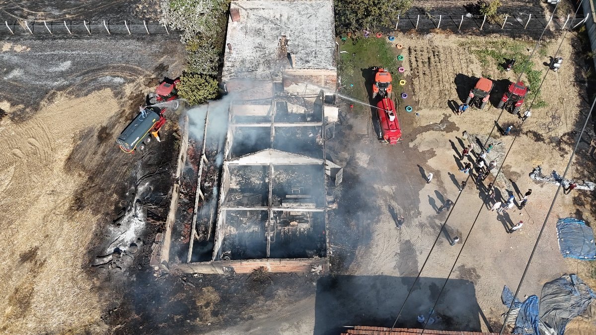Edirne'de sigara izmaritinden çıkan yangın çiftlik evini küle çevirdi
