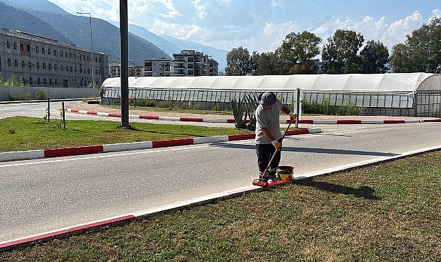 Finike'de yollar yenileniyor bordürler boyanıyor