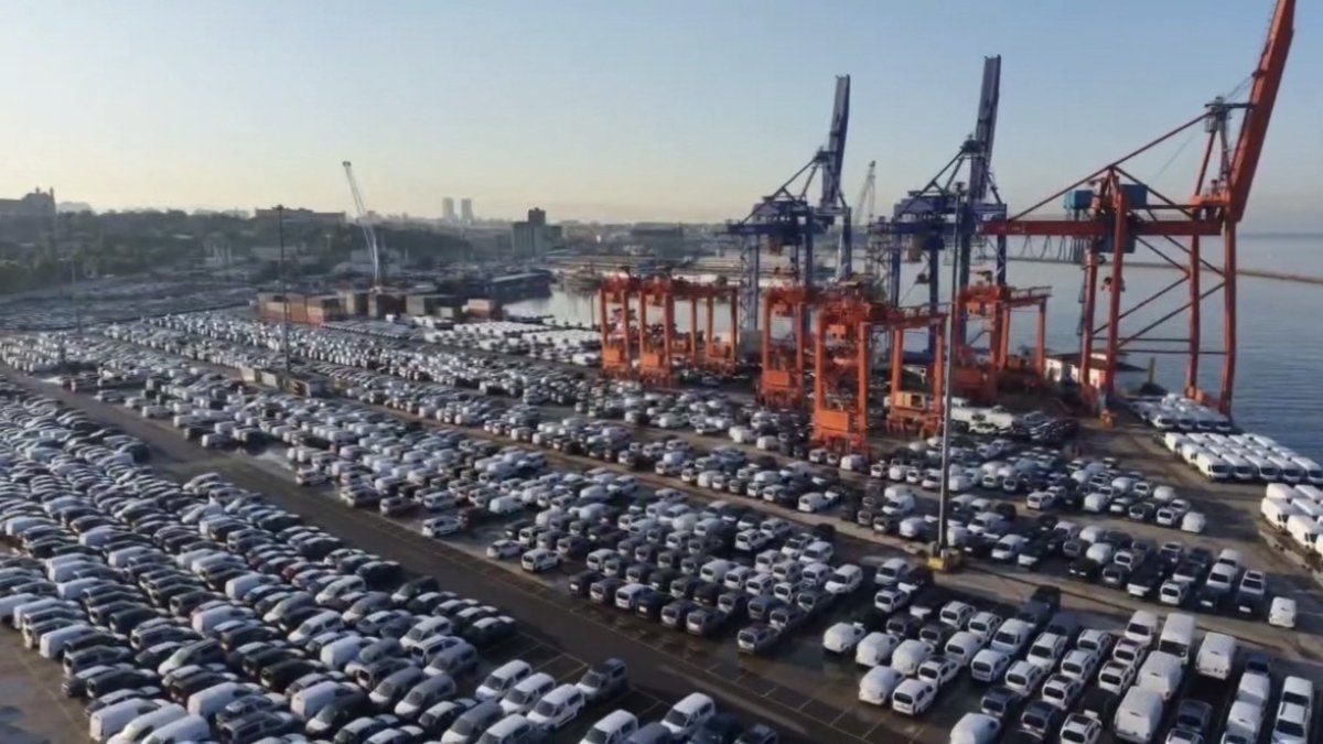 Haydarpaşa Limanı'nda binlerce sıfır araç havadan görüntülendi
