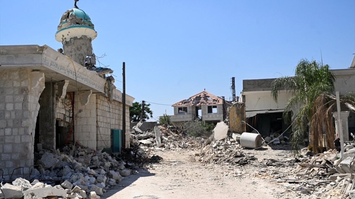İsrail'in çekildiği Lübnan'da yıkım görüntülendi