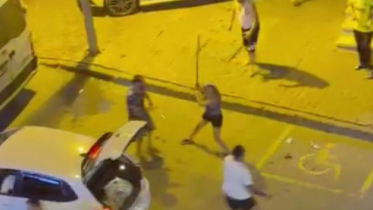 İstanbul'da çıkan kavgada kılıçlar çekildi: O anlar cep telefonu kamerasında