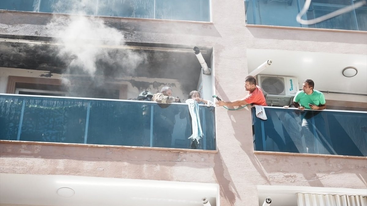İzmir'de 3 katlı binada yangın: Mahsur kalan 10 kişi kurtarıldı