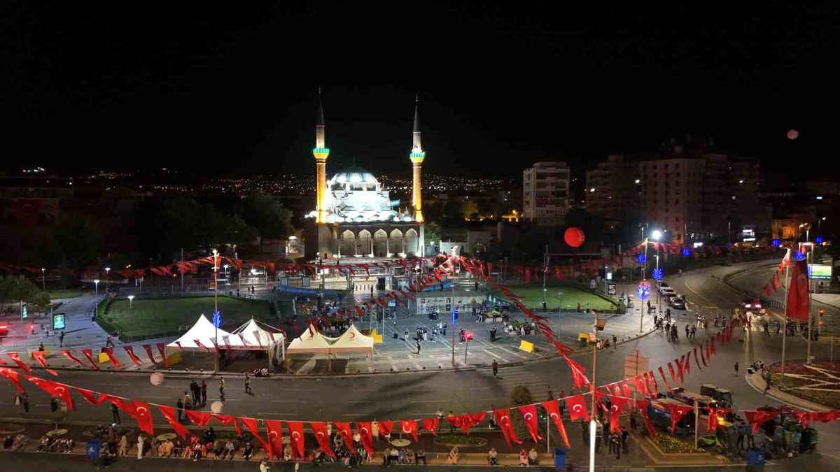 Kayseri'de 15 Temmuz anmaları: Selalar tüm camilerden yankılandı