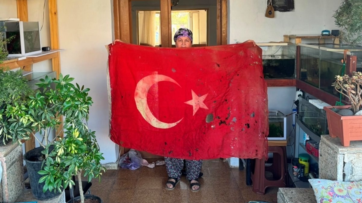 Kıbrıs Barış Harekatı'nda Türk askerlerinin kullandığı bayrağı 36 yıldır saklıyor