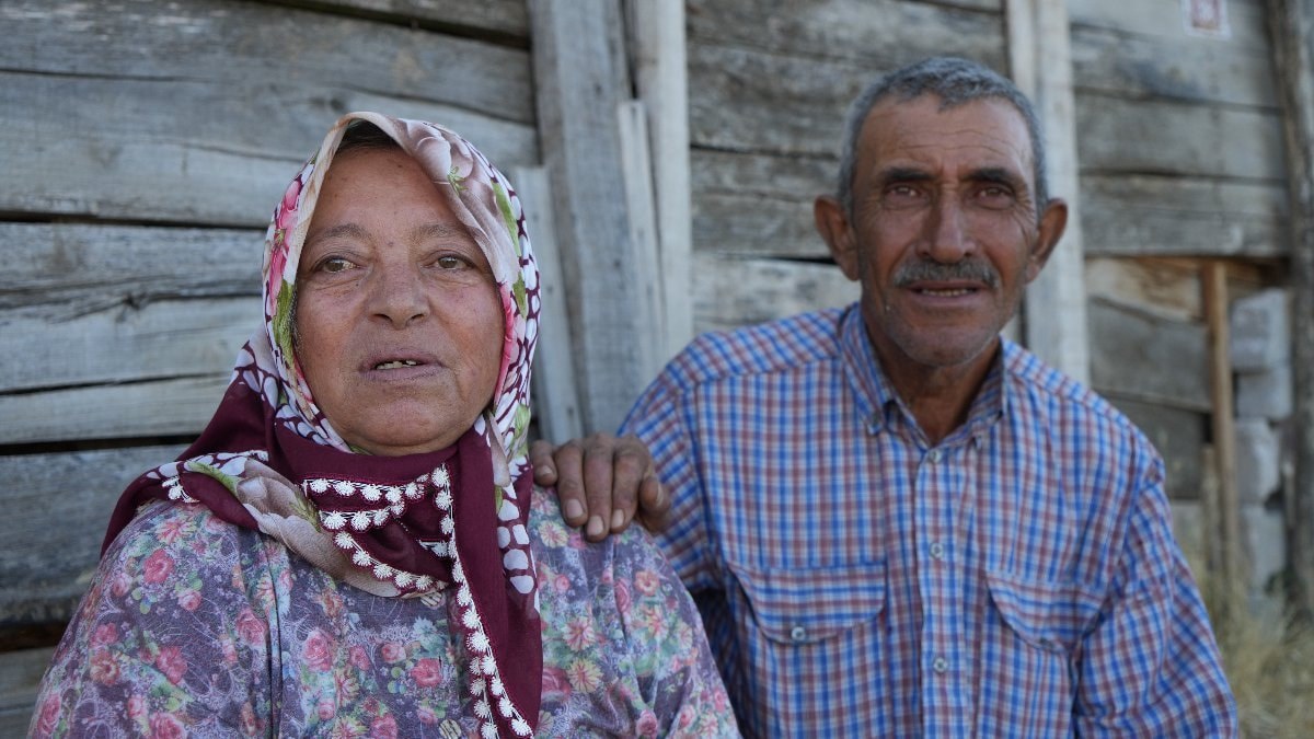 Kırıkkale'de evi yandığı için ağlayan adamı eşi teselli etti