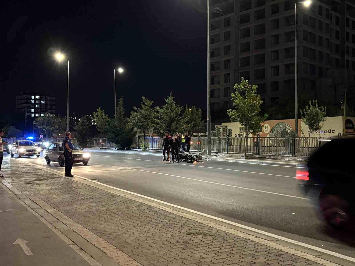 Kontrolü kaybolan motosikletli polis direğe çarptı: 1 yaralı
