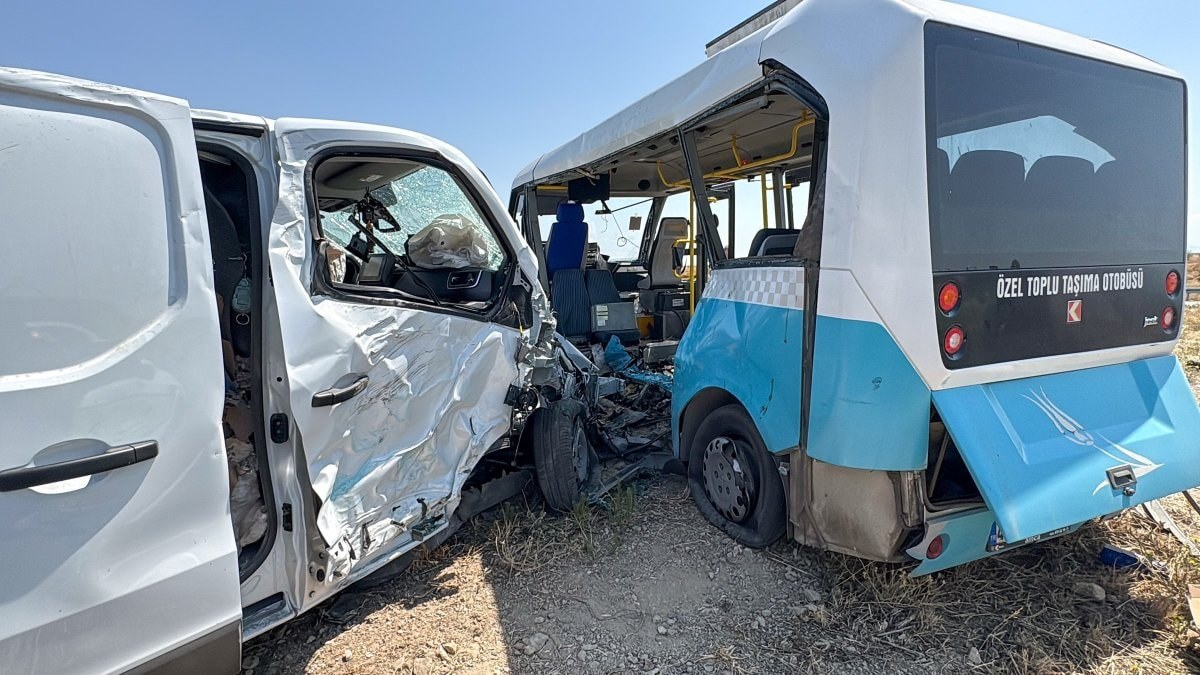 Manisa'da panelvan ile halk otobüsü çarpıştı: 1 ölü, 11 yaralı