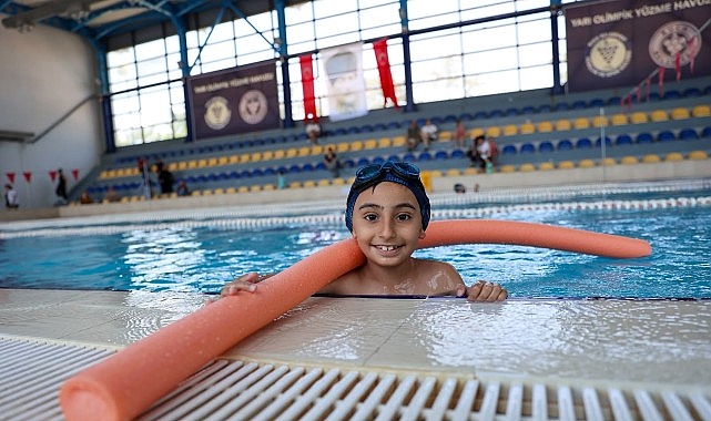 Minik yüzücüler Buca'da yetişiyor