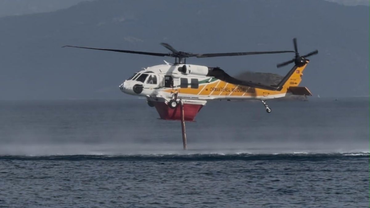 Muğla'daki orman yangınına havadan yoğun müdahale: Helikopterler peş peşe su attı