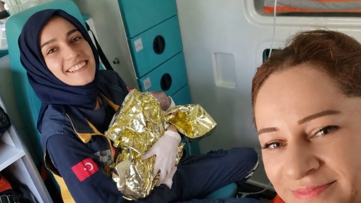 Sakarya'da ambulansta doğum yaptı