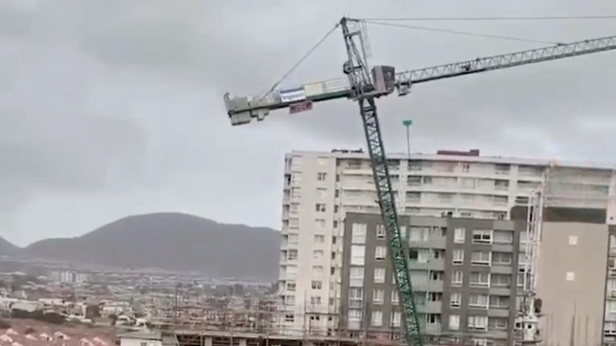 Şili'de şiddetli fırtına: Kuvvetli rüzgar vinci devirdi