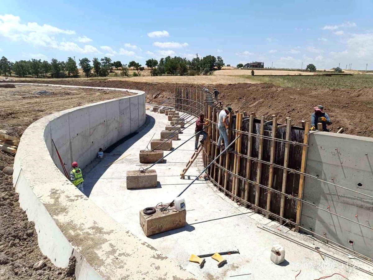 Sosun Deresi'nde taşkın koruma çalışmaları sürüyor
