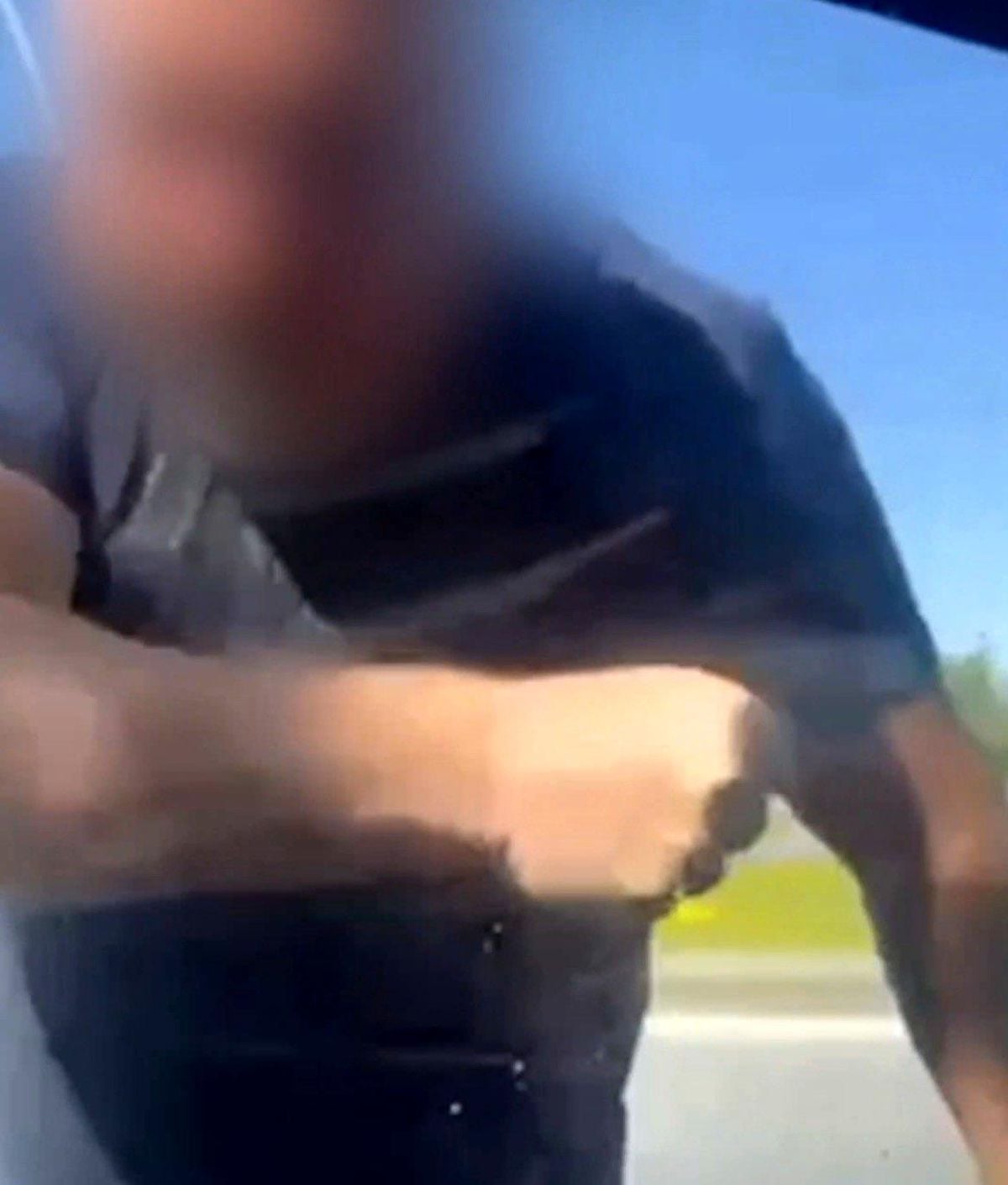 Trafikte araçtan inerek, otomobili tekmeleyen sürücüye 180 bin TL ceza yazıldı