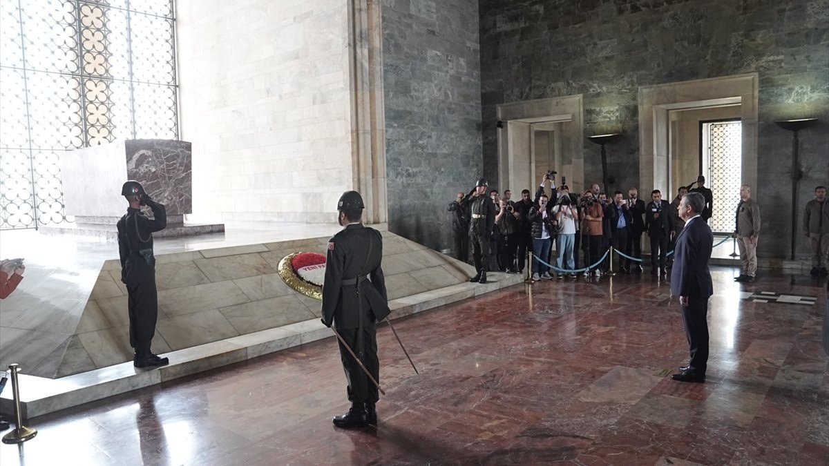 Yeni Parti Genel Başkanı Özgür Özel Anıtkabir'i ziyaret etti