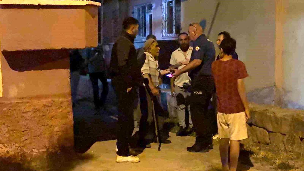 Yürümekte zorluk çeken babasının tekerlekli sandalyesini ateşe verdi