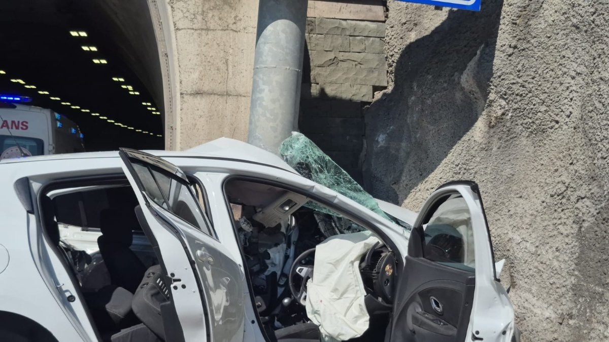 Zonguldak'ta tünel girişindeki tabelaya ok gibi saplanan otomobilin sürücüsü ağır yaralandı