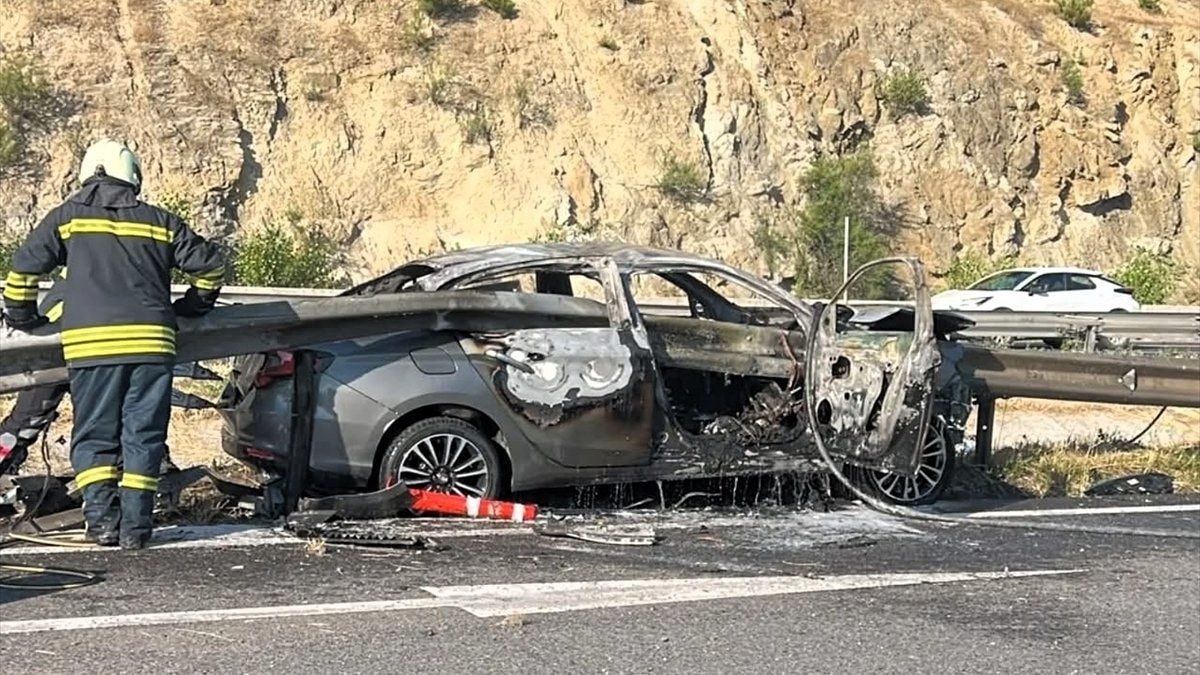 Bilecik’te bariyerlere çarpan otomobil alev aldı: 3 yaralı