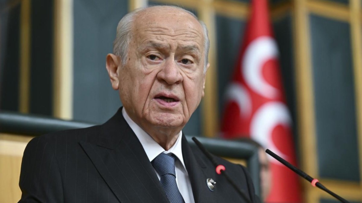 Devlet Bahçeli 'çerçeve yasa' için imza attı