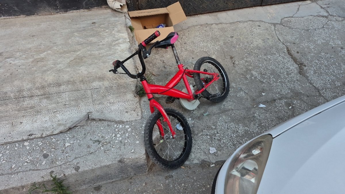 Eskişehir'de otomobile bisikletiyle yandan çarpan çocuk yaralandı