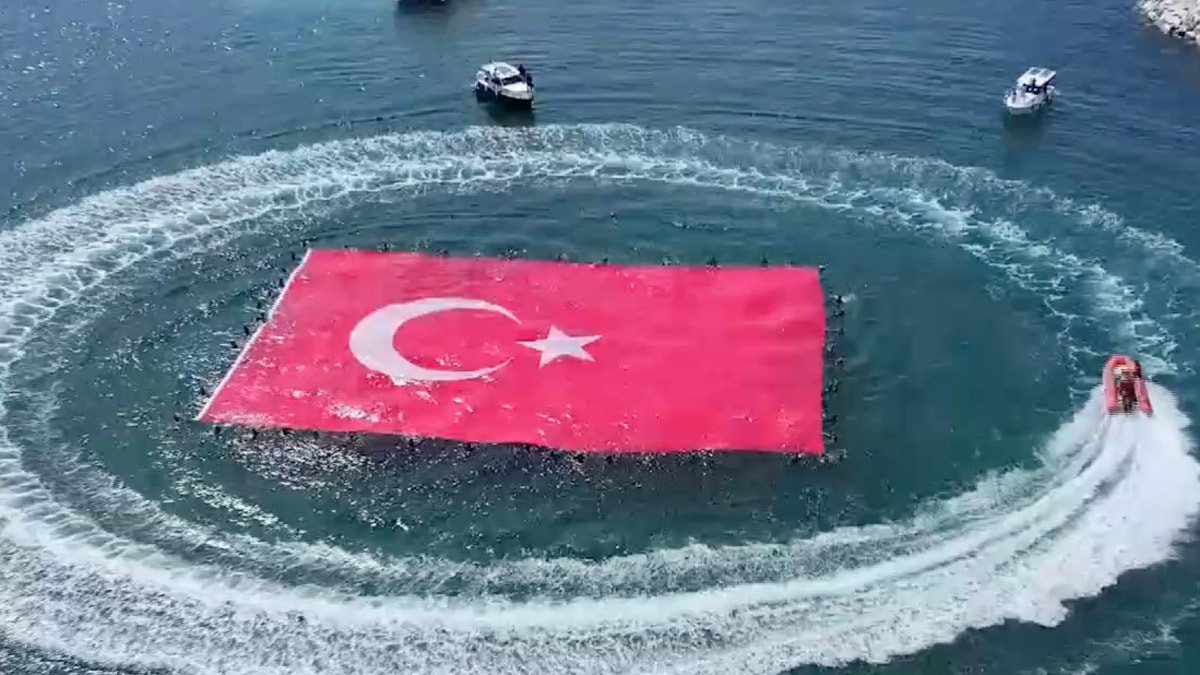 İstanbul'da denizde 660 metrekarelik Türk bayrağı açıldı