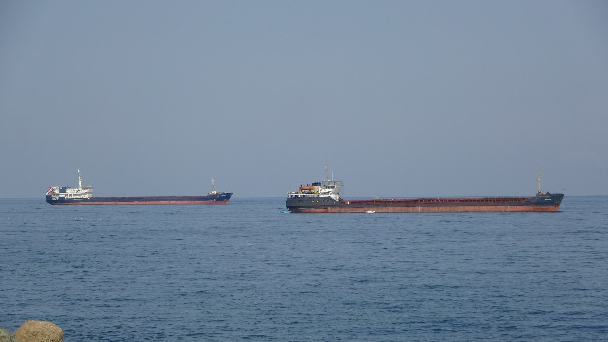 Karadeniz'de savaştan kaçan gemiler, Trabzon açıklarında bekliyor