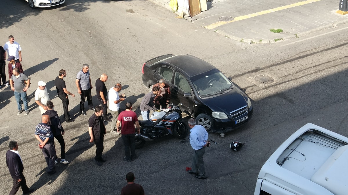 Kars'ta kaza yapan motosiklet sürücüsü, aracını bırakıp gitti