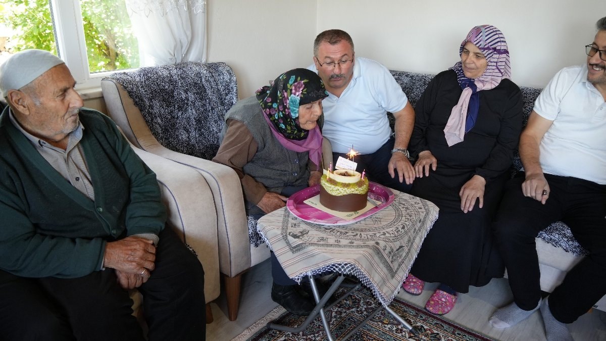 Kastamonu'da 100 yaşına giren Atiye Nine'ye doğum günü kutlaması