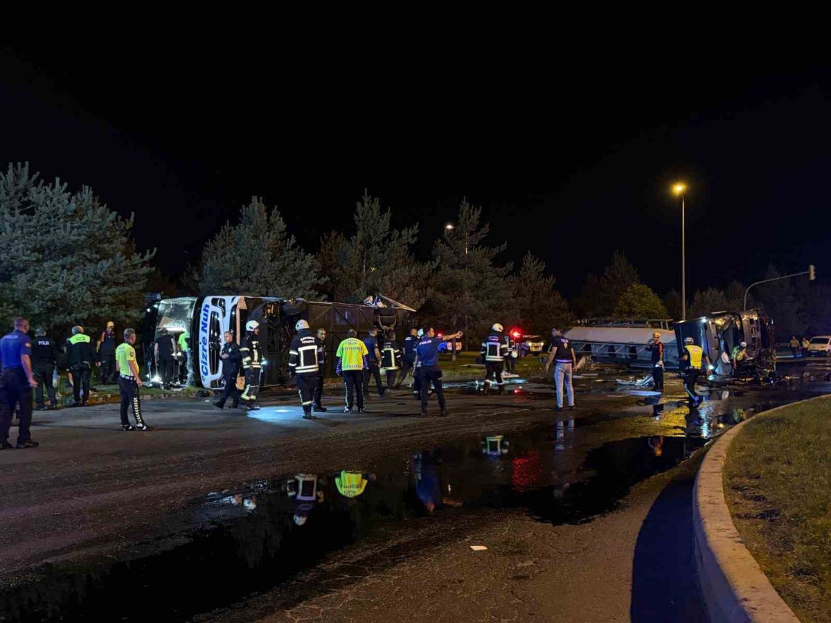 Kayseri’de feci kaza: Yolcu otobüsü ile yakıt tankeri taşıyan tır çarpıştı: 30 yaralı