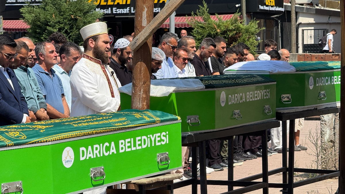 Kocaeli'de denizde cansız bedenleri bulunan 3 kardeş son yolculuklarına uğurlandı