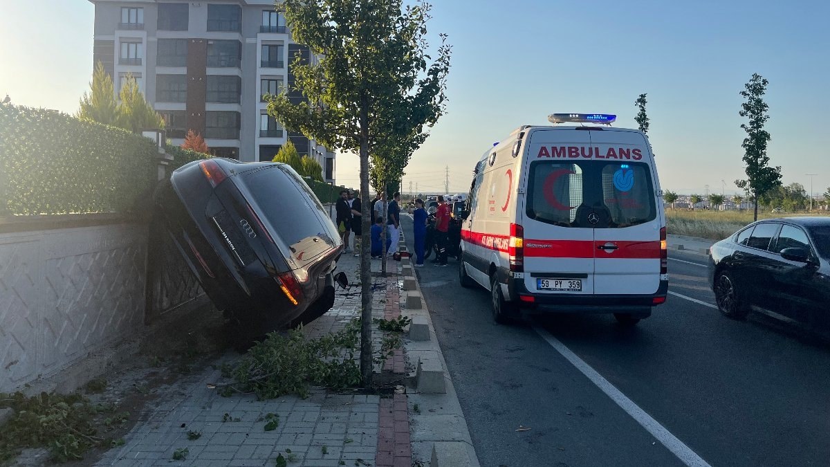 Tekirdağ'da kaldırımı aşan otomobil, istinat duvarında yan durdu