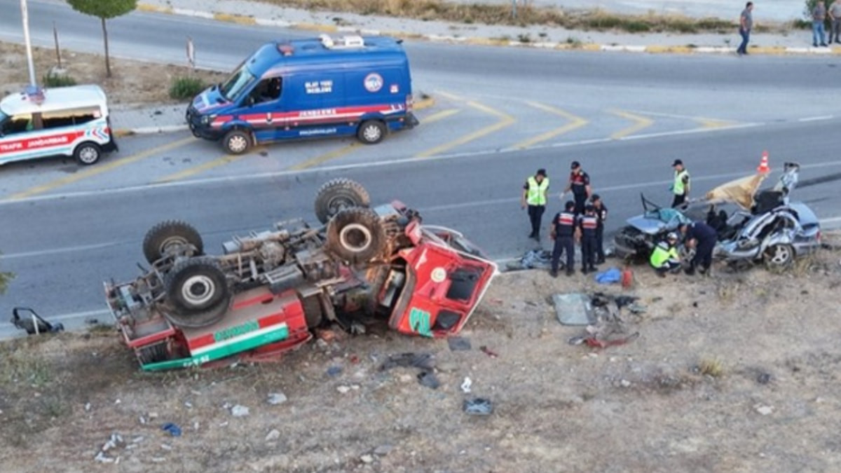 Afyonkarahisar'da yangından dönen arazöz ile otomobil çarpıştı: 1 ölü, 5 yaralı