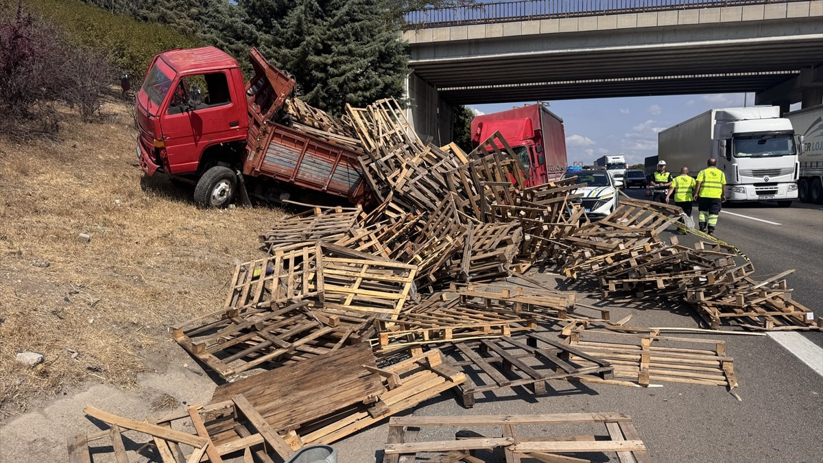 Bursa’da arızalanan kamyonete kamyon çarptı: 1 ölü 1 yaralı