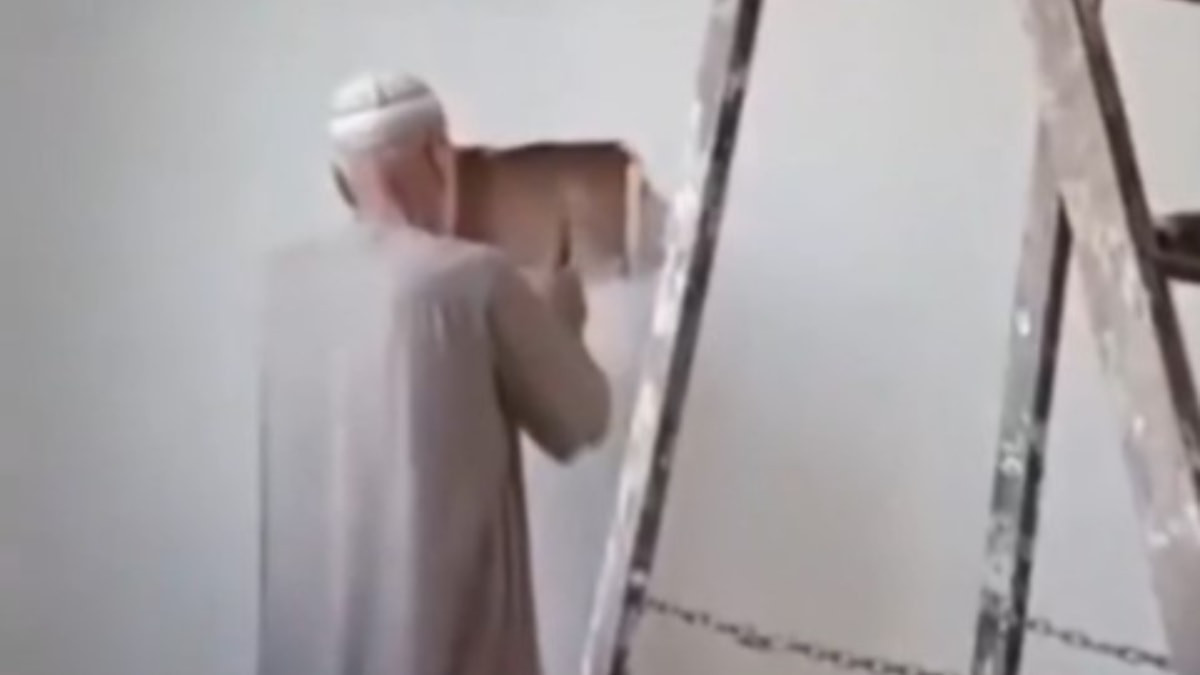 Esad rejiminin yasakladığı kitapları ördüğü duvarı yıkarak çıkardı