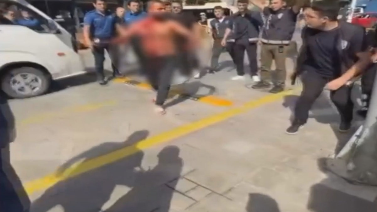 İstanbul'da kendini yaralayıp bıçakla polislerin üzerine yürüdü