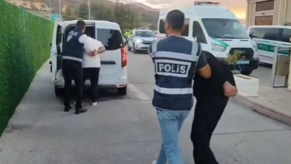 Konya'da 'polis ve savcıyız' diyerek kandırdılar: Altınlarla kaçarken yakalandılar